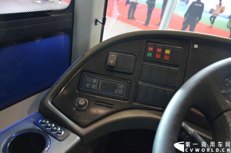 年度盛会，全“新”起航！2015年5月11日，被誉为“一年一度中国客车行业大阅兵”的2015北京道路运输展在北京国家会议中心正式开幕。本届展会安凯客车以“大格局”的形象精彩亮相，展会首日隆重举行了安凯A系列新品上市发布会，并向首批用户代表交付新车钥匙。图为安凯A8纯电动客车