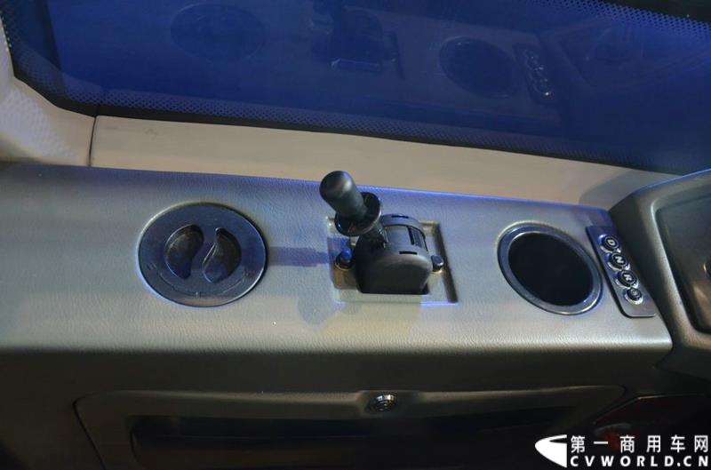 年度盛会，全“新”起航！2015年5月11日，被誉为“一年一度中国客车行业大阅兵”的2015北京道路运输展在北京国家会议中心正式开幕。本届展会安凯客车以“大格局”的形象精彩亮相，展会首日隆重举行了安凯A系列新品上市发布会，并向首批用户代表交付新车钥匙。图为安凯A8纯电动客车