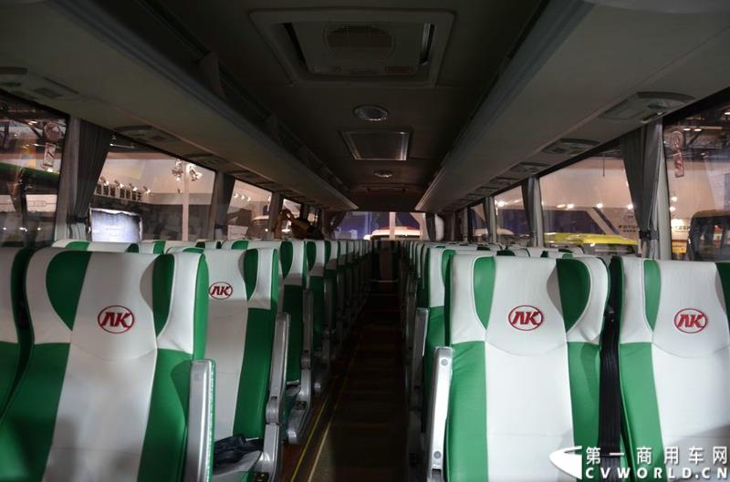 年度盛会，全“新”起航！2015年5月11日，被誉为“一年一度中国客车行业大阅兵”的2015北京道路运输展在北京国家会议中心正式开幕。本届展会安凯客车以“大格局”的形象精彩亮相，展会首日隆重举行了安凯A系列新品上市发布会，并向首批用户代表交付新车钥匙。图为安凯A8纯电动客车