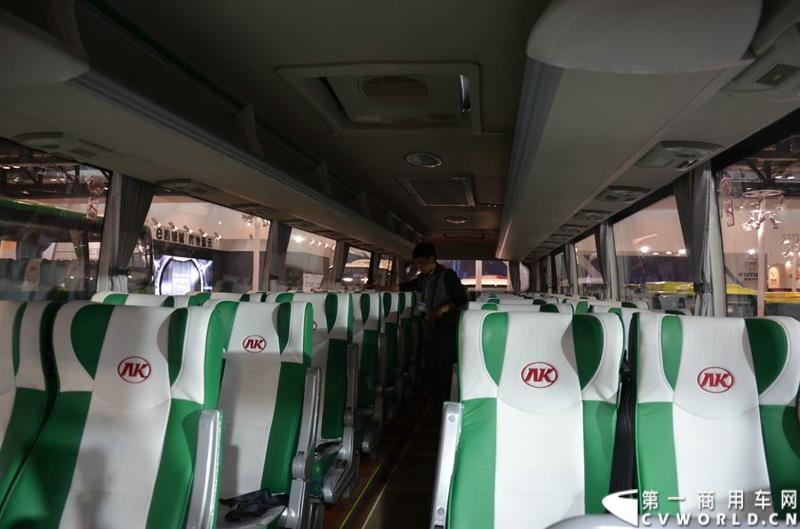 年度盛会，全“新”起航！2015年5月11日，被誉为“一年一度中国客车行业大阅兵”的2015北京道路运输展在北京国家会议中心正式开幕。本届展会安凯客车以“大格局”的形象精彩亮相，展会首日隆重举行了安凯A系列新品上市发布会，并向首批用户代表交付新车钥匙。图为安凯A8纯电动客车