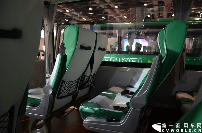 年度盛会，全“新”起航！2015年5月11日，被誉为“一年一度中国客车行业大阅兵”的2015北京道路运输展在北京国家会议中心正式开幕。本届展会安凯客车以“大格局”的形象精彩亮相，展会首日隆重举行了安凯A系列新品上市发布会，并向首批用户代表交付新车钥匙。图为安凯A8纯电动客车