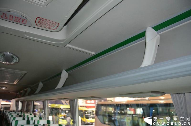 年度盛会，全“新”起航！2015年5月11日，被誉为“一年一度中国客车行业大阅兵”的2015北京道路运输展在北京国家会议中心正式开幕。本届展会安凯客车以“大格局”的形象精彩亮相，展会首日隆重举行了安凯A系列新品上市发布会，并向首批用户代表交付新车钥匙。图为安凯A8纯电动客车