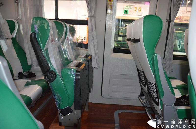 年度盛会，全“新”起航！2015年5月11日，被誉为“一年一度中国客车行业大阅兵”的2015北京道路运输展在北京国家会议中心正式开幕。本届展会安凯客车以“大格局”的形象精彩亮相，展会首日隆重举行了安凯A系列新品上市发布会，并向首批用户代表交付新车钥匙。图为安凯A8纯电动客车