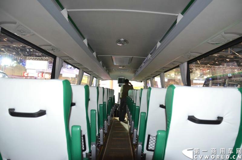 年度盛会，全“新”起航！2015年5月11日，被誉为“一年一度中国客车行业大阅兵”的2015北京道路运输展在北京国家会议中心正式开幕。本届展会安凯客车以“大格局”的形象精彩亮相，展会首日隆重举行了安凯A系列新品上市发布会，并向首批用户代表交付新车钥匙。图为安凯A8纯电动客车