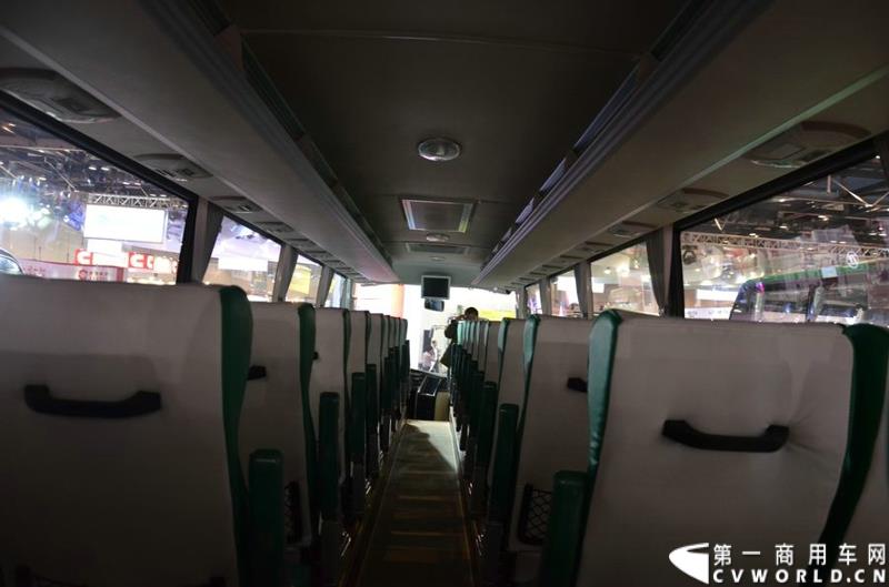 年度盛会，全“新”起航！2015年5月11日，被誉为“一年一度中国客车行业大阅兵”的2015北京道路运输展在北京国家会议中心正式开幕。本届展会安凯客车以“大格局”的形象精彩亮相，展会首日隆重举行了安凯A系列新品上市发布会，并向首批用户代表交付新车钥匙。图为安凯A8纯电动客车