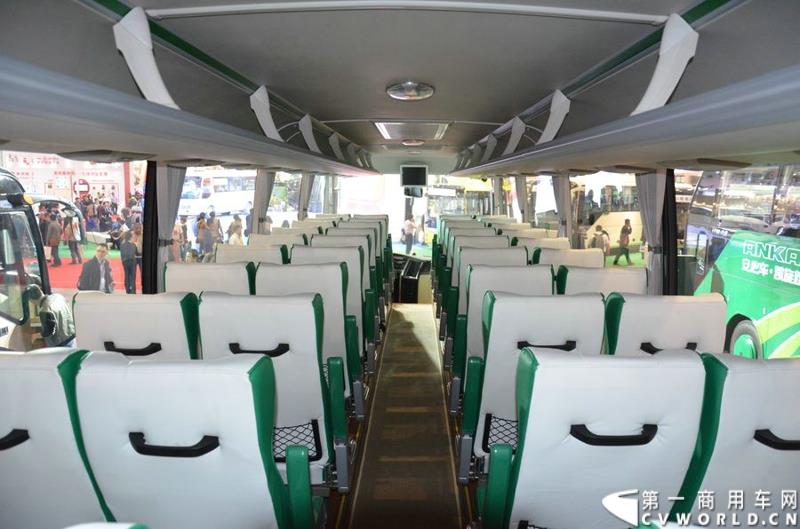 年度盛会，全“新”起航！2015年5月11日，被誉为“一年一度中国客车行业大阅兵”的2015北京道路运输展在北京国家会议中心正式开幕。本届展会安凯客车以“大格局”的形象精彩亮相，展会首日隆重举行了安凯A系列新品上市发布会，并向首批用户代表交付新车钥匙。图为安凯A8纯电动客车