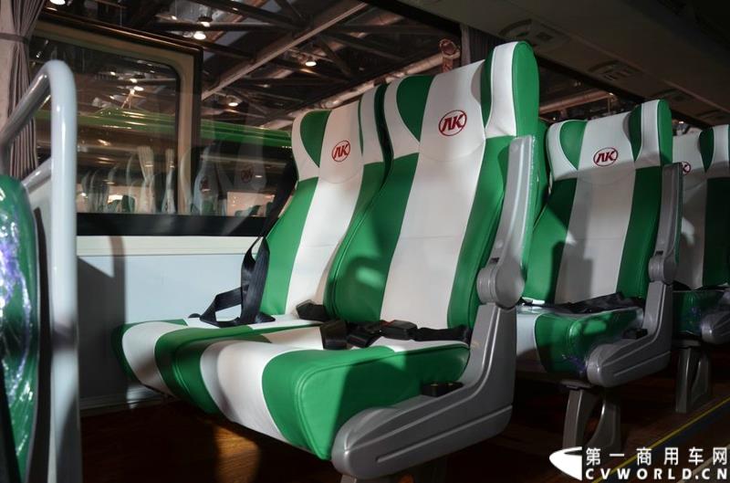 年度盛会，全“新”起航！2015年5月11日，被誉为“一年一度中国客车行业大阅兵”的2015北京道路运输展在北京国家会议中心正式开幕。本届展会安凯客车以“大格局”的形象精彩亮相，展会首日隆重举行了安凯A系列新品上市发布会，并向首批用户代表交付新车钥匙。图为安凯A8纯电动客车