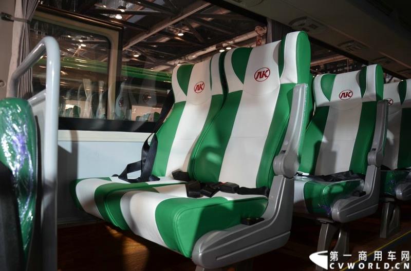 年度盛会，全“新”起航！2015年5月11日，被誉为“一年一度中国客车行业大阅兵”的2015北京道路运输展在北京国家会议中心正式开幕。本届展会安凯客车以“大格局”的形象精彩亮相，展会首日隆重举行了安凯A系列新品上市发布会，并向首批用户代表交付新车钥匙。图为安凯A8纯电动客车