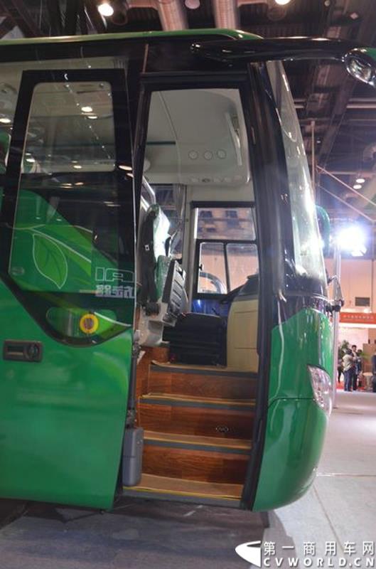 年度盛会，全“新”起航！2015年5月11日，被誉为“一年一度中国客车行业大阅兵”的2015北京道路运输展在北京国家会议中心正式开幕。本届展会安凯客车以“大格局”的形象精彩亮相，展会首日隆重举行了安凯A系列新品上市发布会，并向首批用户代表交付新车钥匙。图为安凯A8纯电动客车