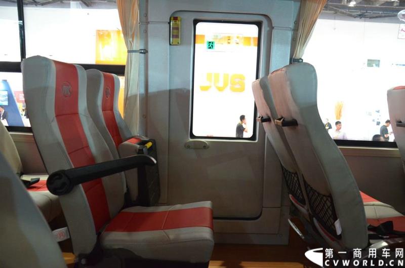 年度盛会，全“新”起航！2015年5月11日，被誉为“一年一度中国客车行业大阅兵”的2015北京道路运输展在北京国家会议中心正式开幕。本届展会安凯客车以“大格局”的形象精彩亮相，展会首日隆重举行了安凯A系列新品上市发布会，并向首批用户代表交付新车钥匙。图为安凯A6纯电动客车