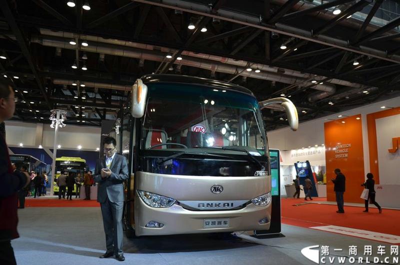 年度盛会，全“新”起航！2015年5月11日，被誉为“一年一度中国客车行业大阅兵”的2015北京道路运输展在北京国家会议中心正式开幕。本届展会安凯客车以“大格局”的形象精彩亮相，展会首日隆重举行了安凯A系列新品上市发布会，并向首批用户代表交付新车钥匙。图为安凯A6纯电动客车