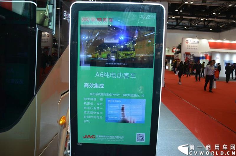年度盛会，全“新”起航！2015年5月11日，被誉为“一年一度中国客车行业大阅兵”的2015北京道路运输展在北京国家会议中心正式开幕。本届展会安凯客车以“大格局”的形象精彩亮相，展会首日隆重举行了安凯A系列新品上市发布会，并向首批用户代表交付新车钥匙。图为安凯A6纯电动客车