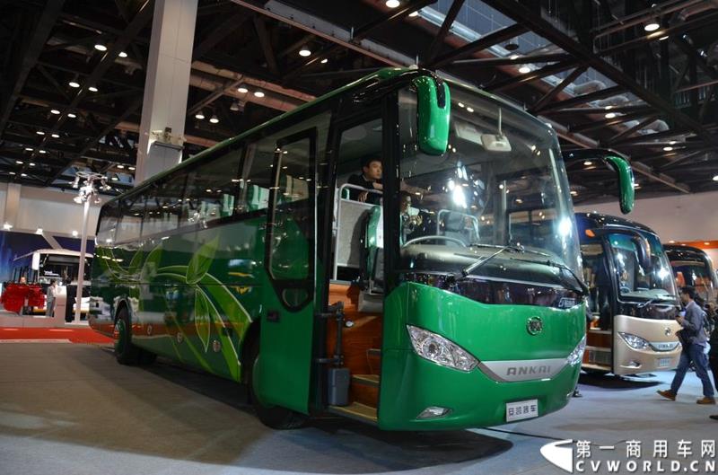 年度盛会，全“新”起航！2015年5月11日，被誉为“一年一度中国客车行业大阅兵”的2015北京道路运输展在北京国家会议中心正式开幕。本届展会安凯客车以“大格局”的形象精彩亮相，展会首日隆重举行了安凯A系列新品上市发布会，并向首批用户代表交付新车钥匙。图为安凯A8纯电动客车
