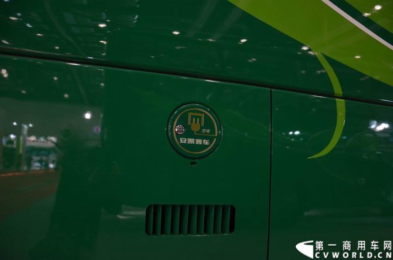 年度盛会，全“新”起航！2015年5月11日，被誉为“一年一度中国客车行业大阅兵”的2015北京道路运输展在北京国家会议中心正式开幕。本届展会安凯客车以“大格局”的形象精彩亮相，展会首日隆重举行了安凯A系列新品上市发布会，并向首批用户代表交付新车钥匙。图为安凯A8纯电动客车