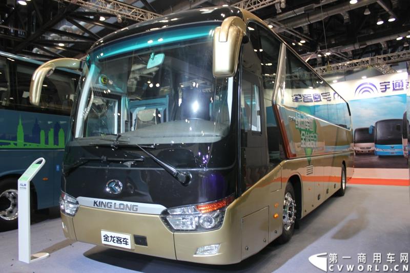 5月11～13日，2015道路运输车辆展在北京举办，大金龙正式发布新能源全能解决方案——易驱（ECO-Chip）新能源管理系统，同时展出四款新能源车型，并正式揭幕了国车经典五系革新力作——新一代公路客运性价比之王XMQ6119FY。图为大金龙纯电动客车XMQ6129Y2 