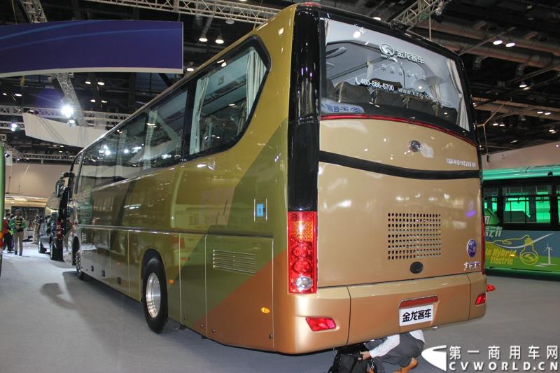 5月11～13日，2015道路运输车辆展在北京举办，大金龙正式发布新能源全能解决方案——易驱（ECO-Chip）新能源管理系统，同时展出四款新能源车型，并正式揭幕了国车经典五系革新力作——新一代公路客运性价比之王XMQ6119FY。图为大金龙纯电动客车XMQ6129Y2 