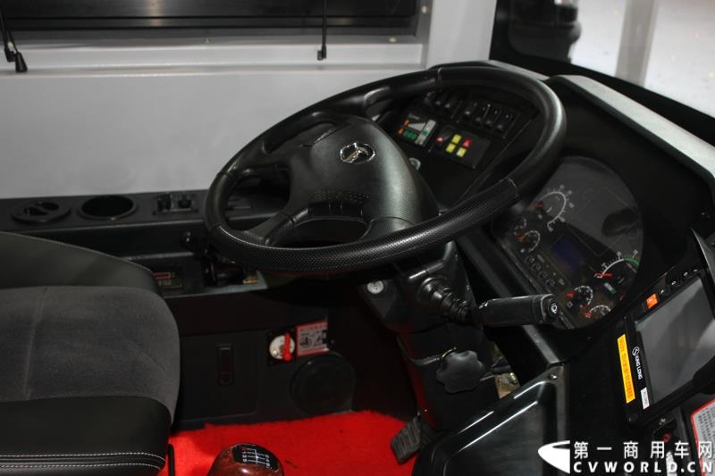 5月11～13日，2015道路运输车辆展在北京举办，大金龙正式发布新能源全能解决方案——易驱（ECO-Chip）新能源管理系统，同时展出四款新能源车型，并正式揭幕了国车经典五系革新力作——新一代公路客运性价比之王XMQ6119FY。图为大金龙经典5系XMQ6119FY 