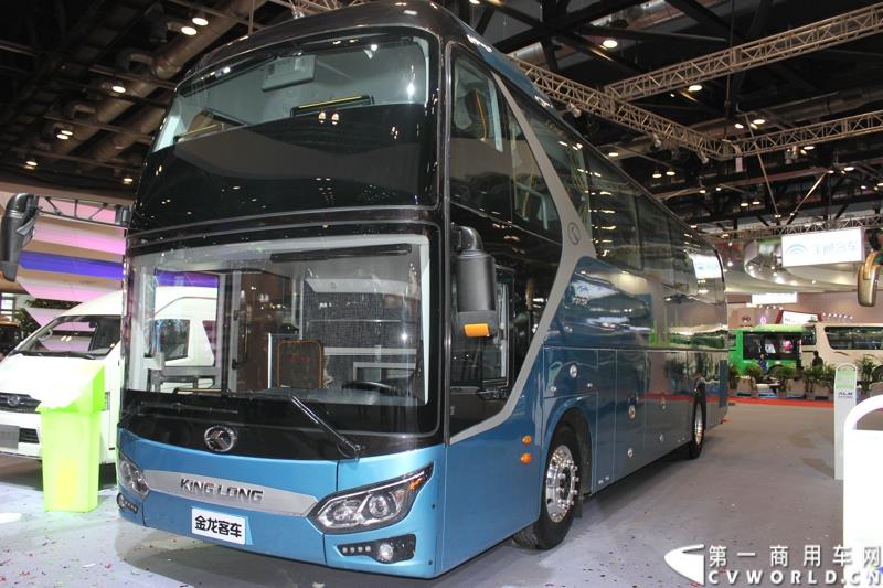 5月11～13日，2015道路运输车辆展在北京举办，大金龙正式发布新能源全能解决方案——易驱（ECO-Chip）新能源管理系统，同时展出四款新能源车型，并正式揭幕了国车经典五系革新力作——新一代公路客运性价比之王XMQ6119FY。图为大金龙经典5系XMQ6119FY 