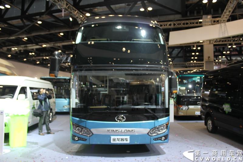 5月11～13日，2015道路运输车辆展在北京举办，大金龙正式发布新能源全能解决方案——易驱（ECO-Chip）新能源管理系统，同时展出四款新能源车型，并正式揭幕了国车经典五系革新力作——新一代公路客运性价比之王XMQ6119FY。图为大金龙经典5系XMQ6119FY 