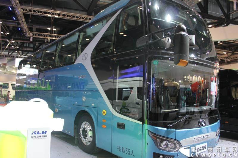 5月11～13日，2015道路运输车辆展在北京举办，大金龙正式发布新能源全能解决方案——易驱（ECO-Chip）新能源管理系统，同时展出四款新能源车型，并正式揭幕了国车经典五系革新力作——新一代公路客运性价比之王XMQ6119FY。图为大金龙经典5系XMQ6119FY 