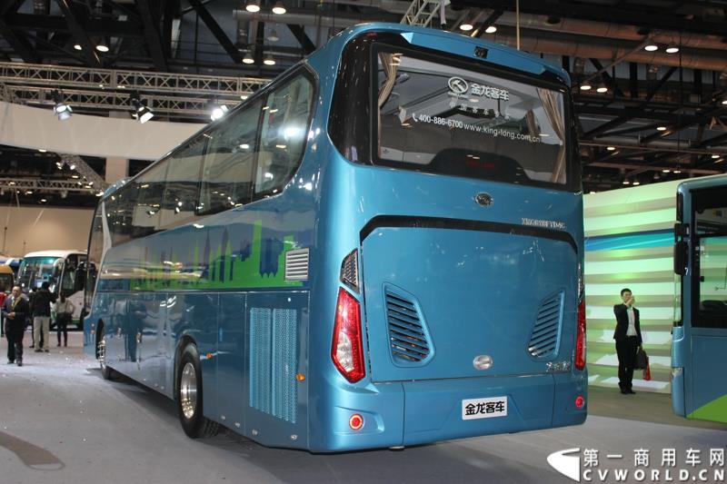 5月11～13日，2015道路运输车辆展在北京举办，大金龙正式发布新能源全能解决方案——易驱（ECO-Chip）新能源管理系统，同时展出四款新能源车型，并正式揭幕了国车经典五系革新力作——新一代公路客运性价比之王XMQ6119FY。图为大金龙经典5系XMQ6119FY 