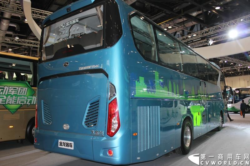 5月11～13日，2015道路运输车辆展在北京举办，大金龙正式发布新能源全能解决方案——易驱（ECO-Chip）新能源管理系统，同时展出四款新能源车型，并正式揭幕了国车经典五系革新力作——新一代公路客运性价比之王XMQ6119FY。图为大金龙经典5系XMQ6119FY 