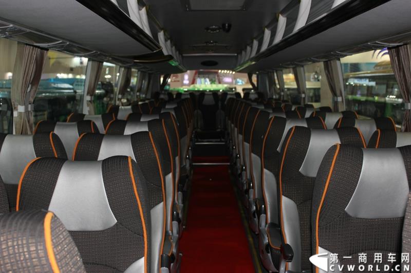 5月11～13日，2015道路运输车辆展在北京举办，大金龙正式发布新能源全能解决方案——易驱（ECO-Chip）新能源管理系统，同时展出四款新能源车型，并正式揭幕了国车经典五系革新力作——新一代公路客运性价比之王XMQ6119FY。图为大金龙经典5系XMQ6119FY 