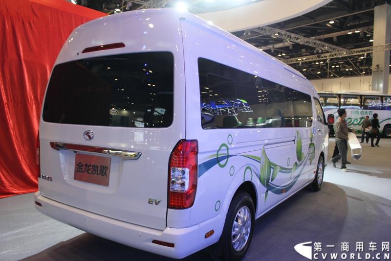 5月11～13日，2015道路运输车辆展在北京举办，大金龙正式发布新能源全能解决方案——易驱（ECO-Chip）新能源管理系统，同时展出四款新能源车型，并正式揭幕了国车经典五系革新力作——新一代公路客运性价比之王XMQ6119FY。图为金龙凯歌L纯电动轻客 