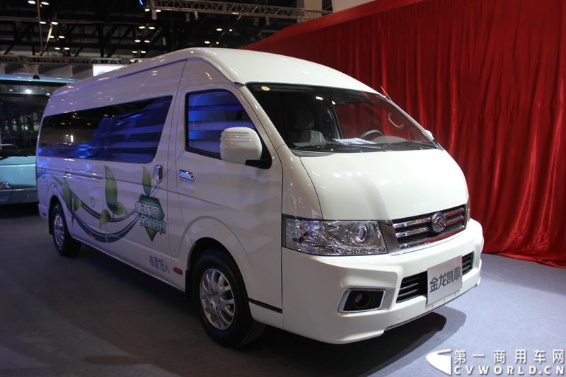 5月11～13日，2015道路运输车辆展在北京举办，大金龙正式发布新能源全能解决方案——易驱（ECO-Chip）新能源管理系统，同时展出四款新能源车型，并正式揭幕了国车经典五系革新力作——新一代公路客运性价比之王XMQ6119FY。图为金龙凯歌L纯电动轻客 
