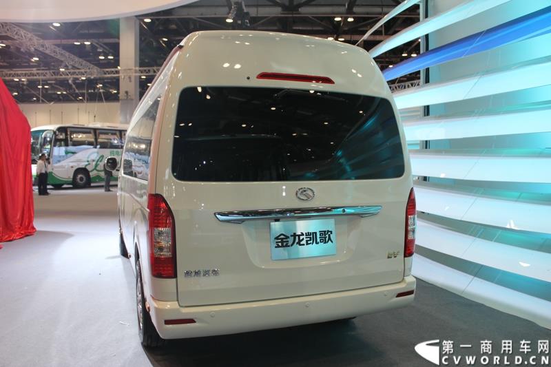 5月11～13日，2015道路运输车辆展在北京举办，大金龙正式发布新能源全能解决方案——易驱（ECO-Chip）新能源管理系统，同时展出四款新能源车型，并正式揭幕了国车经典五系革新力作——新一代公路客运性价比之王XMQ6119FY。图为金龙凯歌L纯电动轻客 