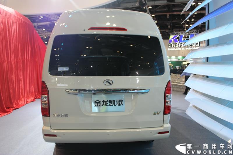 5月11～13日，2015道路运输车辆展在北京举办，大金龙正式发布新能源全能解决方案——易驱（ECO-Chip）新能源管理系统，同时展出四款新能源车型，并正式揭幕了国车经典五系革新力作——新一代公路客运性价比之王XMQ6119FY。图为金龙凯歌L纯电动轻客 