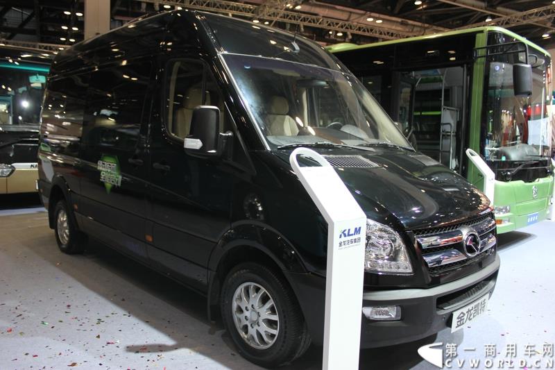 5月11～13日，2015道路运输车辆展在北京举办，大金龙正式发布新能源全能解决方案——易驱（ECO-Chip）新能源管理系统，同时展出四款新能源车型，并正式揭幕了国车经典五系革新力作——新一代公路客运性价比之王XMQ6119FY。图为金龙凯特纯电动轻客 