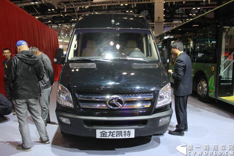 5月11～13日，2015道路运输车辆展在北京举办，大金龙正式发布新能源全能解决方案——易驱（ECO-Chip）新能源管理系统，同时展出四款新能源车型，并正式揭幕了国车经典五系革新力作——新一代公路客运性价比之王XMQ6119FY。图为金龙凯特纯电动轻客 