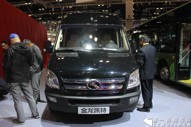 5月11～13日，2015道路运输车辆展在北京举办，大金龙正式发布新能源全能解决方案——易驱（ECO-Chip）新能源管理系统，同时展出四款新能源车型，并正式揭幕了国车经典五系革新力作——新一代公路客运性价比之王XMQ6119FY。图为金龙凯特纯电动轻客 
