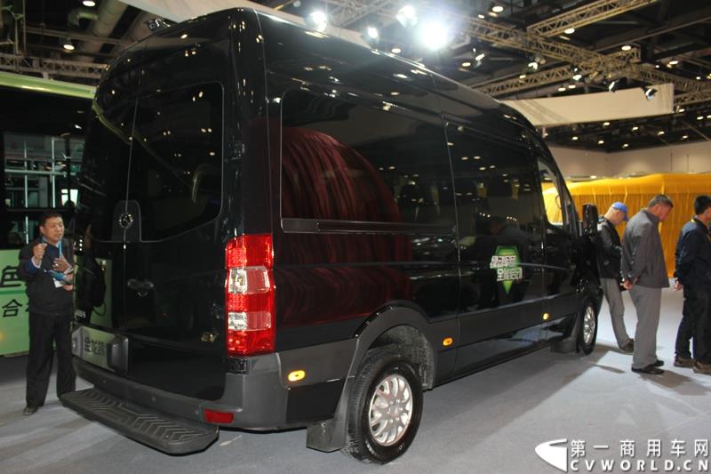 5月11～13日，2015道路运输车辆展在北京举办，大金龙正式发布新能源全能解决方案——易驱（ECO-Chip）新能源管理系统，同时展出四款新能源车型，并正式揭幕了国车经典五系革新力作——新一代公路客运性价比之王XMQ6119FY。图为金龙凯特纯电动轻客 