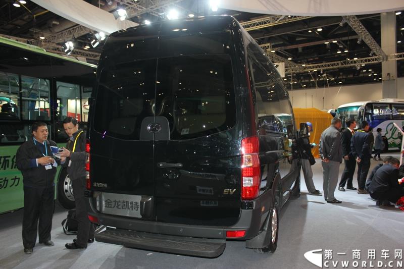 5月11～13日，2015道路运输车辆展在北京举办，大金龙正式发布新能源全能解决方案——易驱（ECO-Chip）新能源管理系统，同时展出四款新能源车型，并正式揭幕了国车经典五系革新力作——新一代公路客运性价比之王XMQ6119FY。图为金龙凯特纯电动轻客 