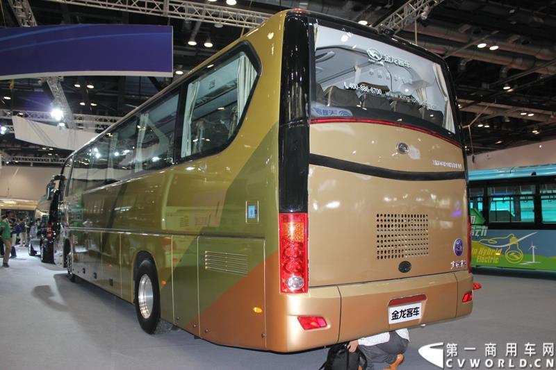 5月11～13日，2015道路运输车辆展在北京举办，大金龙正式发布新能源全能解决方案——易驱（ECO-Chip）新能源管理系统，同时展出四款新能源车型，并正式揭幕了国车经典五系革新力作——新一代公路客运性价比之王XMQ6119FY。图为大金龙纯电动客车XMQ6129Y2 