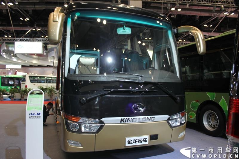 5月11～13日，2015道路运输车辆展在北京举办，大金龙正式发布新能源全能解决方案——易驱（ECO-Chip）新能源管理系统，同时展出四款新能源车型，并正式揭幕了国车经典五系革新力作——新一代公路客运性价比之王XMQ6119FY。图为大金龙纯电动客车XMQ6129Y2 