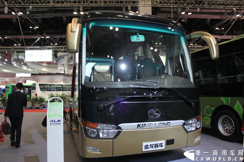 5月11～13日，2015道路运输车辆展在北京举办，大金龙正式发布新能源全能解决方案——易驱（ECO-Chip）新能源管理系统，同时展出四款新能源车型，并正式揭幕了国车经典五系革新力作——新一代公路客运性价比之王XMQ6119FY。图为大金龙纯电动客车XMQ6129Y2 