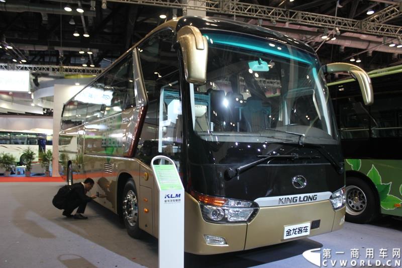 5月11～13日，2015道路运输车辆展在北京举办，大金龙正式发布新能源全能解决方案——易驱（ECO-Chip）新能源管理系统，同时展出四款新能源车型，并正式揭幕了国车经典五系革新力作——新一代公路客运性价比之王XMQ6119FY。图为大金龙纯电动客车XMQ6129Y2 