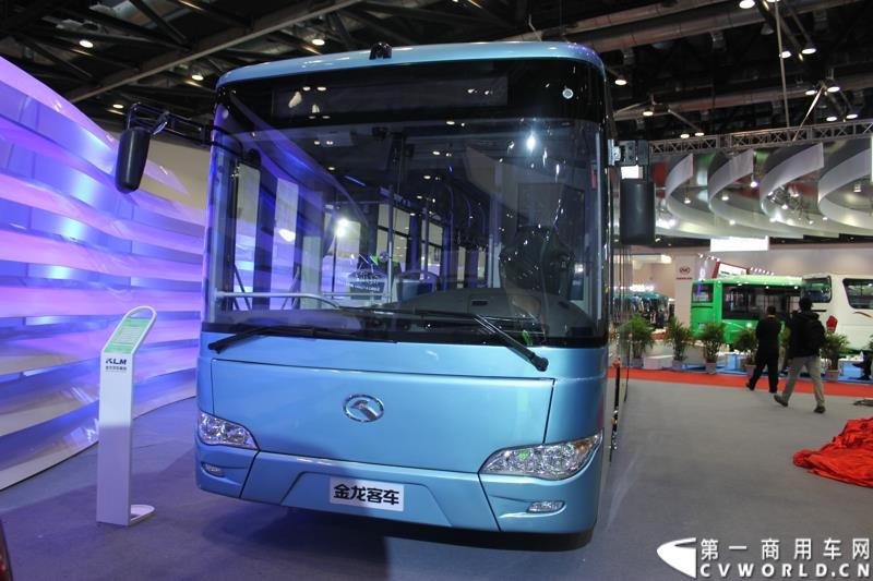 5月11～13日，2015道路运输车辆展在北京举办，大金龙正式发布新能源全能解决方案——易驱（ECO-Chip）新能源管理系统，同时展出四款新能源车型，并正式揭幕了国车经典五系革新力作——新一代公路客运性价比之王XMQ6119FY。图为金龙自主ISG插电式混合动力公交车XMQ6127G 