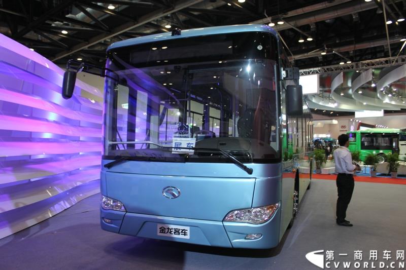 5月11～13日，2015道路运输车辆展在北京举办，大金龙正式发布新能源全能解决方案——易驱（ECO-Chip）新能源管理系统，同时展出四款新能源车型，并正式揭幕了国车经典五系革新力作——新一代公路客运性价比之王XMQ6119FY。图为金龙自主ISG插电式混合动力公交车XMQ6127G 