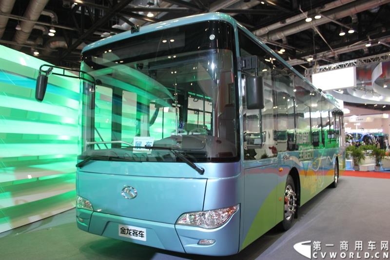 5月11～13日，2015道路运输车辆展在北京举办，大金龙正式发布新能源全能解决方案——易驱（ECO-Chip）新能源管理系统，同时展出四款新能源车型，并正式揭幕了国车经典五系革新力作——新一代公路客运性价比之王XMQ6119FY。图为金龙自主ISG插电式混合动力公交车XMQ6127G 