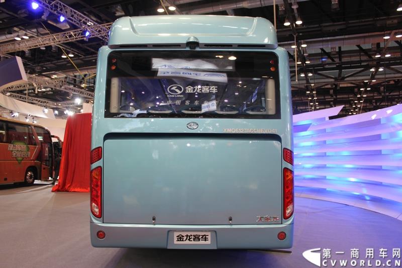 5月11～13日，2015道路运输车辆展在北京举办，大金龙正式发布新能源全能解决方案——易驱（ECO-Chip）新能源管理系统，同时展出四款新能源车型，并正式揭幕了国车经典五系革新力作——新一代公路客运性价比之王XMQ6119FY。图为金龙自主ISG插电式混合动力公交车XMQ6127G 