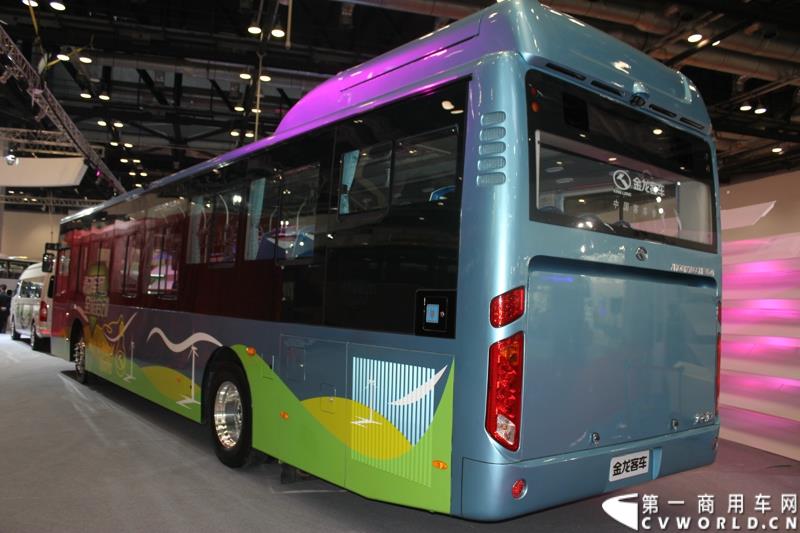 5月11～13日，2015道路运输车辆展在北京举办，大金龙正式发布新能源全能解决方案——易驱（ECO-Chip）新能源管理系统，同时展出四款新能源车型，并正式揭幕了国车经典五系革新力作——新一代公路客运性价比之王XMQ6119FY。图为金龙自主ISG插电式混合动力公交车XMQ6127G 