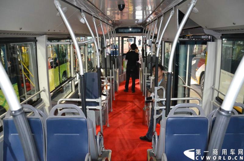 5月11日，2015北京国际道路运输展在北京国际会议中心拉开帷幕，福田欧辉携BJ6127商务班车、BJ6123快充纯电动、BJ6851快充纯电动、BJ6650迷你巴士4款明星产品出席展会，并在展会首日重磅推出了一款高端城间客车“e客”。图为福田欧辉BJ6123快充纯电动城市客车