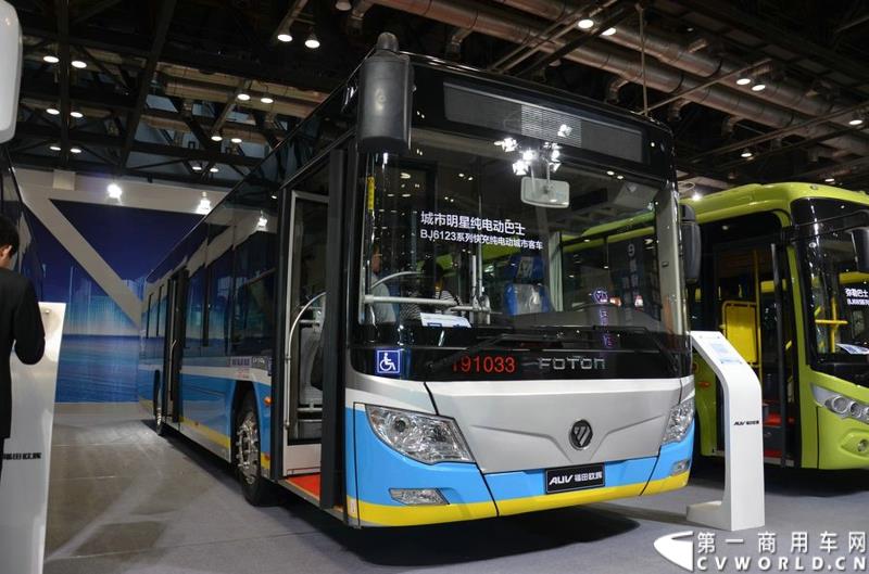 5月11日，2015北京国际道路运输展在北京国际会议中心拉开帷幕，福田欧辉携BJ6127商务班车、BJ6123快充纯电动、BJ6851快充纯电动、BJ6650迷你巴士4款明星产品出席展会，并在展会首日重磅推出了一款高端城间客车“e客”。图为福田欧辉BJ6123快充纯电动城市客车