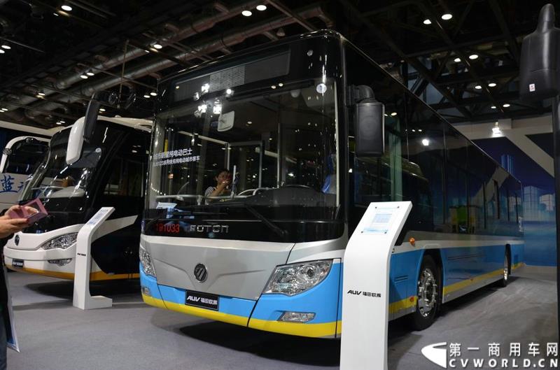 5月11日，2015北京国际道路运输展在北京国际会议中心拉开帷幕，福田欧辉携BJ6127商务班车、BJ6123快充纯电动、BJ6851快充纯电动、BJ6650迷你巴士4款明星产品出席展会，并在展会首日重磅推出了一款高端城间客车“e客”。图为福田欧辉BJ6123快充纯电动城市客车