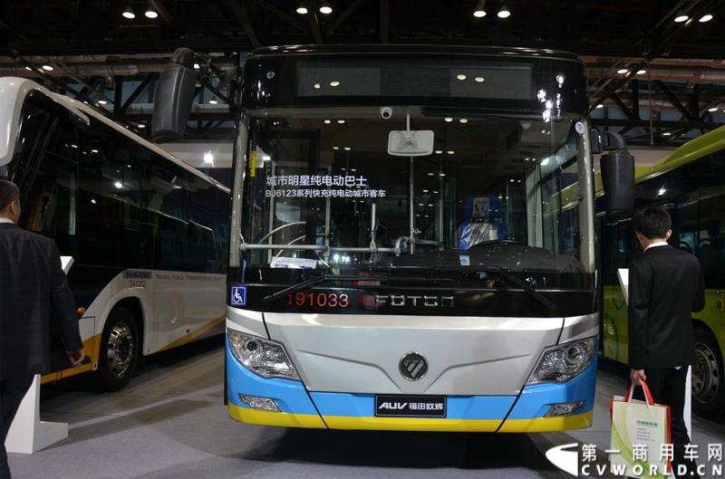 5月11日，2015北京国际道路运输展在北京国际会议中心拉开帷幕，福田欧辉携BJ6127商务班车、BJ6123快充纯电动、BJ6851快充纯电动、BJ6650迷你巴士4款明星产品出席展会，并在展会首日重磅推出了一款高端城间客车“e客”。图为福田欧辉BJ6123快充纯电动城市客车