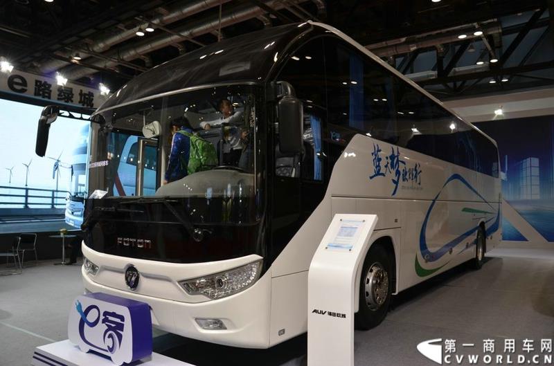 5月11日，2015北京国际道路运输展在北京国际会议中心拉开帷幕，福田欧辉携BJ6127商务班车、BJ6123快充纯电动、BJ6851快充纯电动、BJ6650迷你巴士4款明星产品出席展会，并在展会首日重磅推出了一款高端城间客车“e客”。图为福田欧辉e客-BJ6122系列城间客车 